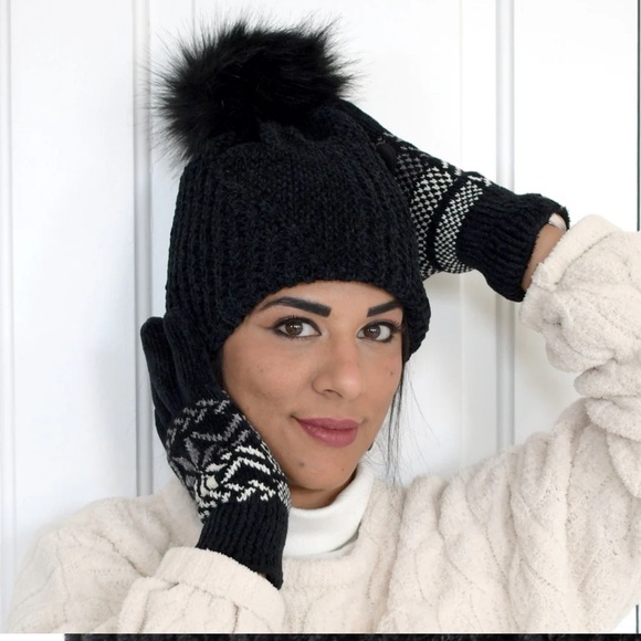 NWT Isotoner Women's Chenille Hat with Faux Fur Pom - Picture 2 of 3